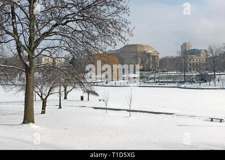 Der schneebedeckte Wade Park und die Lagune im mittleren Winter sind ein regelmäßiger Anblick in Cleveland, Ohio. Stockfoto