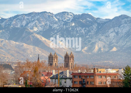 Kathedrale von Madeleine und Wasatch Mountain. Kathedrale von Madeleine hoch über Gebäude in Salt Lake City, Utah. Die immense Wasatch montieren Stockfoto