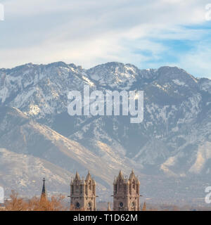 Kathedrale von Madeleine in Salt Lake City Utah. Die Kathedrale von Madeleine mit Wasatch Mountain und bewölkter Himmel im Hintergrund. Es ist eine der Stockfoto