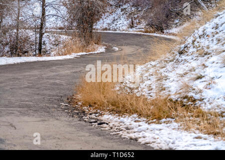 Schmale Straße auf der schneebedeckten Berge in Salt Lake City. Schmal und verwitterten Straße verschwindet in der Entfernung in Salt Lake City. Die Straße biegt durch ein Stockfoto