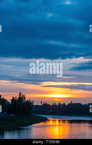 Sonnenuntergang über der Uzh Fluss in Ushgorod Stadt, Region Transkarpatien, Ukraine. Schöne Stadtbild der alten europäischen Stadt Stockfoto