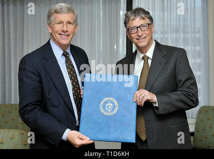 Stellvertretender Generalsekretär D. Poneman durch W. (Bill) H. Gates, Gründer, Technologieberater der Microsoft Corporation an der Abteilung für Energie auf Octo besucht. Stockfoto