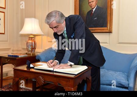 Chief Executive von Afghanistan Abdullah Abdullah zeichen Gästebuch US-Staatssekretär John Kerrys, bevor er mit dem Generalsekretaer des US-de Stockfoto