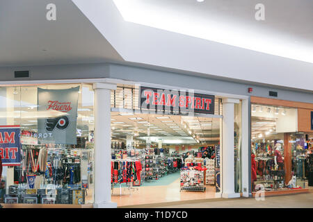 Lawrence County New Jersey, 24. Februar 2019: Team spirty Store in Quaker Bridge Mall Shopping Modehaus Lord und Taylor Store NJ Schließen Stockfoto