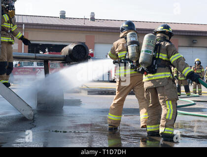 Die Republik Korea Air Force Feuerwehrmann löscht ein Brand während einer US Air Force Mitglied der 51. Bauingenieur Geschwader zugewiesen während Live Fire Training am Osan Flughafen, der Republik Korea, 22. März 2019 unterstützt. Die gemeinsame Ausbildung Durchgang und baut auf Partnerschaften zwischen der Organisation. (U.S. Air Force Foto: Staff Sgt. Ramon A. Adelan) Stockfoto