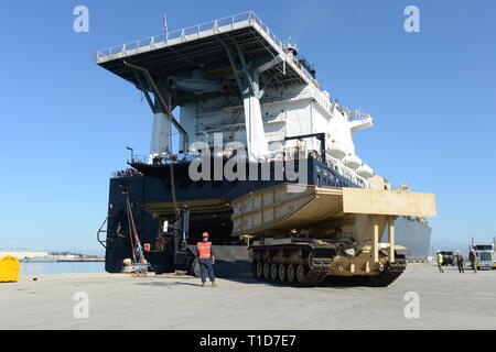 190318-N-MW 964-1070 PORT HUENEME, Calif (Mar. 13, 2019) Seabees von Naval Mobile Konstruktion Bataillon 5 und Marines von I Marine Expeditionary Force Direct die Offload von einer Straße grader von der Militärischen Sealift Command Schiff USNS SGT William R." (T-AK 3012) Während der maritimen Vorpositionierung force Training zur Unterstützung der Pazifischen Blitz 2019 (PacBlitz 19). Die von Natur aus dynamische, skalierbare und kombinierte Waffen Fähigkeit von MAGTFs verbunden mit Mobilität und Nachhaltigkeit von Amphibischen Schiffen gibt uns eine asymmetrische Vorteil gegenüber dem Gegner. 19 PacBlitz erhöht die Fähigkeit aller Par Stockfoto