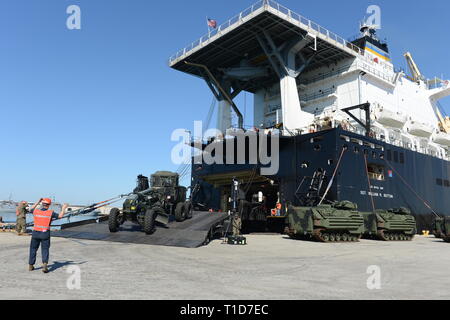 190318-N-MW 964-1070 PORT HUENEME, Calif (Mar. 13, 2019) Seabees von Naval Mobile Konstruktion Bataillon 5 und Marines von I Marine Expeditionary Force Direct die Offload von einer Straße grader von der Militärischen Sealift Command Schiff USNS SGT William R." (T-AK 3012) Während der maritimen Vorpositionierung force Training zur Unterstützung der Pazifischen Blitz 2019 (PacBlitz 19). Die von Natur aus dynamische, skalierbare und kombinierte Waffen Fähigkeit von MAGTFs verbunden mit Mobilität und Nachhaltigkeit von Amphibischen Schiffen gibt uns eine asymmetrische Vorteil gegenüber dem Gegner. 19 PacBlitz erhöht die Fähigkeit aller Par Stockfoto