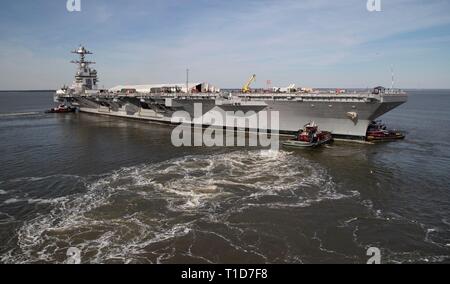 NEWPORT NEWS, Virginia (17. März 2019) USS Gerald R. Ford (CVN 78) manövriert, die von Schleppern in den James River bei Ford's drehen Schiff Evolution. Ford wird derzeit in post-shakedown Verfügbarkeit Huntington Ingalls Industries-Newport Nachrichten Schiffbau. (U.S. Marine Foto von Mass Communication Specialist 3. Klasse Brett Walker) Stockfoto