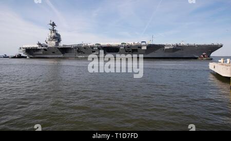 NEWPORT NEWS, Virginia (17. März 2019) USS Gerald R. Ford (CVN 78) manövriert, die von Schleppern in den James River bei Ford's drehen Schiff Evolution. Ford wird derzeit in post-shakedown Verfügbarkeit Huntington Ingalls Industries-Newport Nachrichten Schiffbau. (U.S. Marine Foto von Mass Communication Specialist 2. Klasse Ryan Seelbach) Stockfoto