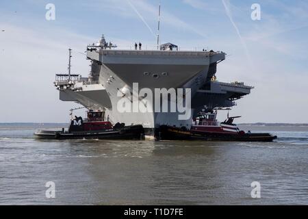 NEWPORT NEWS, Virginia (17. März 2019) USS Gerald R. Ford (CVN 78) manövriert, die von Schleppern in den James River bei Ford's drehen Schiff Evolution. Ford wird derzeit in post-shakedown Verfügbarkeit Huntington Ingalls Industries-Newport Nachrichten Schiffbau. (U.S. Marine Foto von Mass Communication Specialist 2. Klasse Ryan Seelbach) Stockfoto