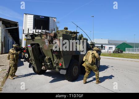 Us-Armee Fallschirmjäger auf das erste Bataillon zugeordnet, 503Rd Infanterie Regiment, 173Rd Airborne Brigade, eine mit Soldaten aus der slowenischen Streitkräfte kämpften während der Übung Eagle Sokol in Cerklje Drop Zone in Slowenien, März 22, 2019. Übung Eagle Sokol ist ein bilaterales Training übung mit der slowenischen Streitkräfte konzentrierten sich auf die schnelle Bereitstellung und Montage der Kräfte und der Zusammenhalt des Teams mit Waffensystemen Taktik und Verfahren. Übungen wie diese ein Fundament der Teamarbeit und die Bereitschaft, zwischen verbündeten NATO-Staaten. Die 173Rd Airborne Brigade ist der US-Armee Kontingenz Respon Stockfoto