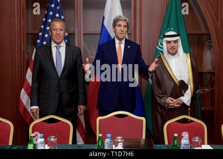 Us-Außenminister John Kerry steht mit dem russischen Außenminister Sergej Lawrow und Saudi-arabiens Außenminister Adel bin Ahmed al-Jubeir vor Stockfoto