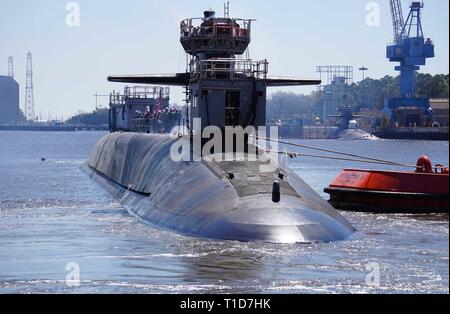 Die Ohio-Klasse geführt - Raketen-U-Boots USS Georgien (SSGN 729) verlässt das Dock an der Naval Submarine Base Kings Bay, Ga, nach einem längeren Zeitraum wieder einbauen. Georgien ist eines von zwei geführte - Raketen-U-Boote an der Basis stationiert und ist in der Lage, bis zu 154 Tomahawk Land Attack Raketen. Stockfoto