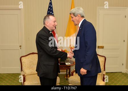 Us-Außenminister John Kerry grüßt Vatikanischen Staatssekretariat, Erzbischof Pietro Parolin, bevor ihre bilateralen Treffen in New York City auf Sept Stockfoto