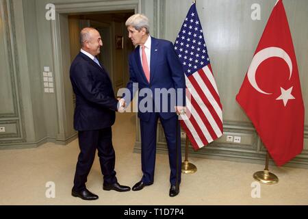 Us-Außenminister John Kerry schüttelt Hände mit türkischen Außenminister Mevlut Cavusoglu, wie er für ein bilaterales Gespräch kommt am 5. August Stockfoto