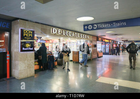 New York, USA, 12. Februar 2019: ein feinkostgeschäft Retail in New York Pennsylvania station. Stockfoto