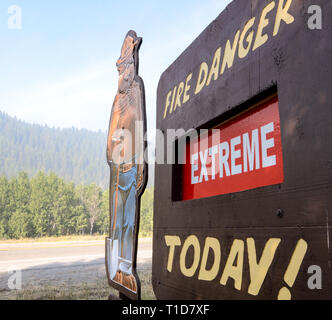 Einen Straße Seite Smokey Bär Zeichen weiter Autofahrer, dass der Brand Bedingungen sind 'Extreme' heute sagen, während der Beaver Creek Feuer am Sägezahn Nation Stockfoto