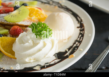 Schlagsahne Eis Schokolade Dessert Erdbeere Heidelbeere Kiwi Zitrone Waffeln Schokolade Dessert. Fruchtige Dessert Lebensmittel Kategorie Stockfoto