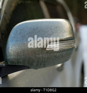 Auto Außenspiegel mit Schlamm und Tröpfchen bedeckt, im Freien Nahaufnahme Stockfoto