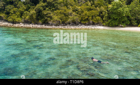 Mann allein Schnorcheln in tropischen Meer. Perhentian Island, Malaysia Stockfoto