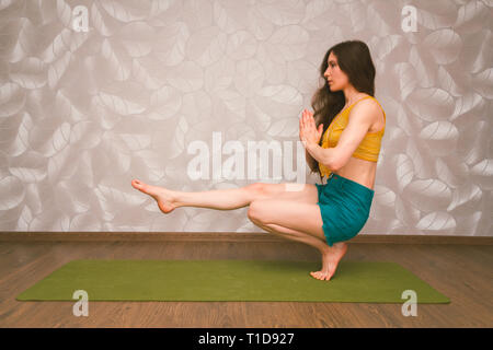 Schöne junge Frau Yoga zu Hause, Schönheit und gesunden Lebensstil Konzept, stand auf einem Bein, Balance Stockfoto