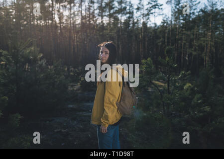 Frau wandern mit Rucksack auf die Natur. Reisen Lifestyle Stockfoto