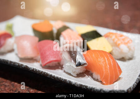 Satz von Mix japanisches Sushi serviert auf Platte Stockfoto