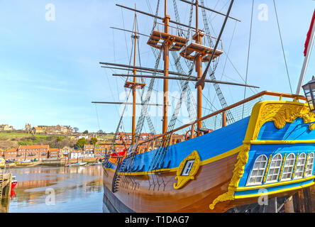 Eine Replik von HMS ENDEAVOUR günstig in Whitby Harbour. Die bunten Rumpf ist im Vordergrund mit Masten Projektion nach oben. Ein blauer Himmel ist oben. Stockfoto