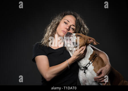 Junge Frau umarmt sie Hund mit Leidenschaft. Stockfoto
