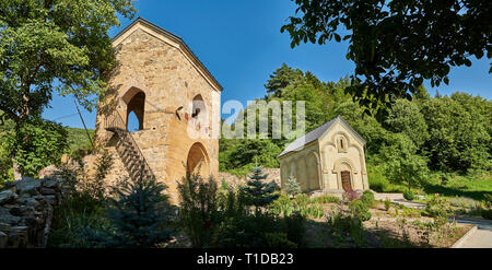 Fotos und Bilder von dem historischen mittelalterlichen Tor haus und Kapelle von Kintsvisi Kloster Georgische Orthodoxe Klosteranlage, Shida Kartli Region, Ge Stockfoto