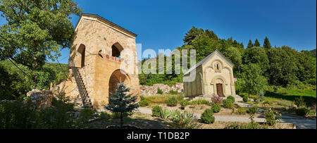 Fotos und Bilder von dem historischen mittelalterlichen Tor haus und Kapelle von Kintsvisi Kloster Georgische Orthodoxe Klosteranlage, Shida Kartli Region, Ge Stockfoto