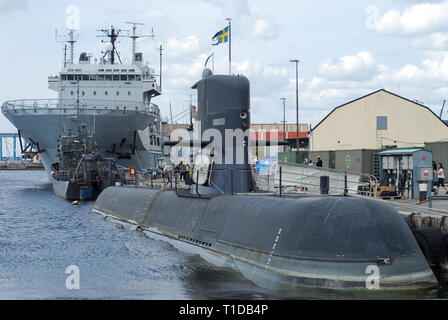 HSwMS Södermanlands, SÖDERMANLANDS U-Boot und HSwMS Belos eine 214 u-boot Rettung Schiff der 1.U-Flottille während Marinens Dag (Marine Tag) Ich Stockfoto