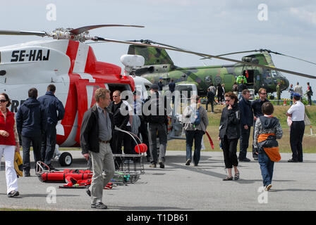 Sikorsky S-76 C+ Suche und Rettung Hubschrauber- und HKP 4 Schwedische version von Bücker Bü 133 CH-46 Sea Knight während Marinens Dag (Navy) in Karlskrona Stockfoto