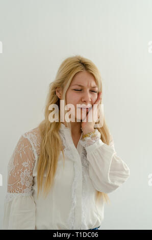 Zähne Problem. Frau Gefühl Zahn Schmerzen. Nahaufnahme des Schönen traurigen Mädchen leiden unter starken Zahnschmerzen. Attraktiven weiblichen Gefühl schmerzlich Toothach Stockfoto