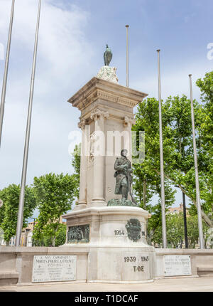 Narbonne, Occitanie Region, Frankreich. War Memorial Statue, die im Zweiten Weltkrieg gefallenen und des Zweiten Weltkriegs. Skulptur von Yvonne Gisclard-Cau. Stockfoto