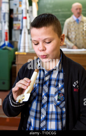 BAIKONUR - Schüler besuchen einen Vortrag über die Luft- und Raumfahrt auf der Internationalen Raumstation Chelomey Schule in der Russischen verwaltet Stadt Baikonur. Stockfoto