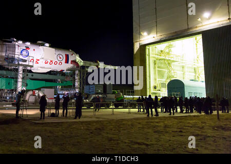 BAIKONUR - der Sojus Rakete MS-03 beeing wird aus der Aula 112 für den Transport in den Gagarin Start launchpad in den frühen Morgenstunden rollte Stockfoto