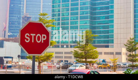 Stop-Schild auf der Straße in der Stadt mit modernen Gebäuden Hintergrund Stockfoto