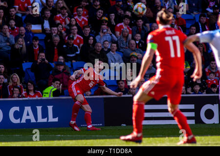 Harry Wilson von Wales nimmt einen Freistoß gegen die Slowakei. Wales v Slowakei UEFA Euro 2020 Qualifier in Cardiff City Stadium, Stockfoto