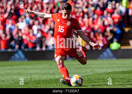 Harry Wilson von Wales nimmt einen Freistoß gegen die Slowakei. Wales v Slowakei UEFA Euro 2020 Qualifier in Cardiff City Stadium, Stockfoto