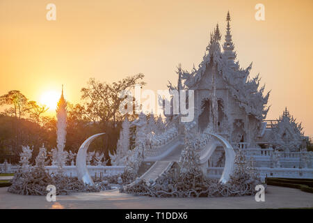 Weiße Tempel bei Sonnenuntergang (Wat Rong Khun) Stockfoto