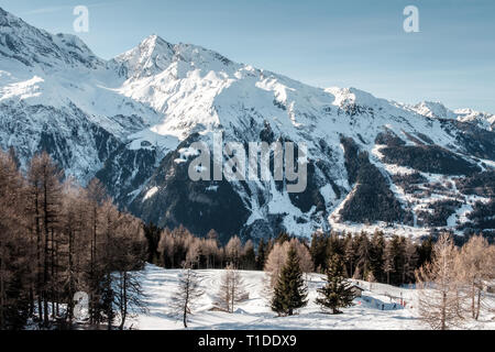 Blick auf die Berge in den Französischen Alpen. Es ist Winter und die Berge haben Schnee darauf Stockfoto