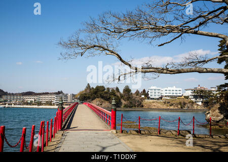 Kleine rote Brücke über den Ozean in die japanische Stadt von Matsushima. Von der kleinen Insel, fukuurajima. Stockfoto