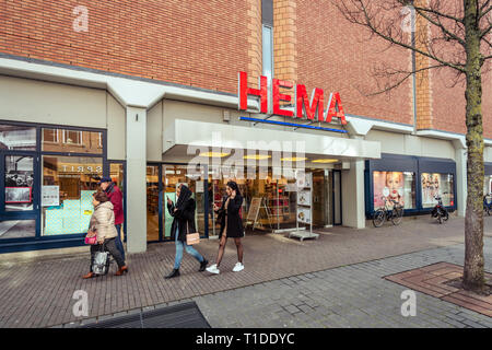 Dordrecht, Niederlande - 03.März 2019: Nahaufnahme der HEMA Logo auf einem storefront Wand. Die Hema Kette ist durch relativ niedrige Preise gekennzeichnet Stockfoto