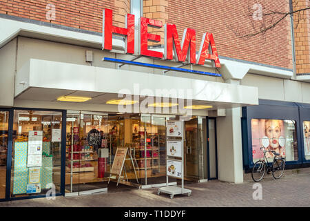 Dordrecht, Niederlande - 03.März 2019: Nahaufnahme der HEMA Logo auf einem storefront Wand. Die Hema Kette ist durch relativ niedrige Preise gekennzeichnet Stockfoto