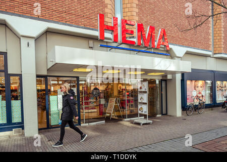 Dordrecht, Niederlande - 03.März 2019: Nahaufnahme der HEMA Logo auf einem storefront Wand. Die Hema Kette ist durch relativ niedrige Preise gekennzeichnet Stockfoto