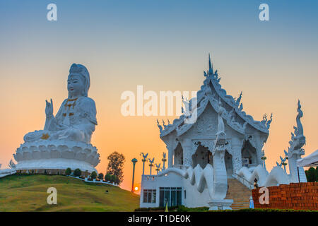 Wat Huay Pla Kang bei Sonnenuntergang (Chiang Rai). Stockfoto