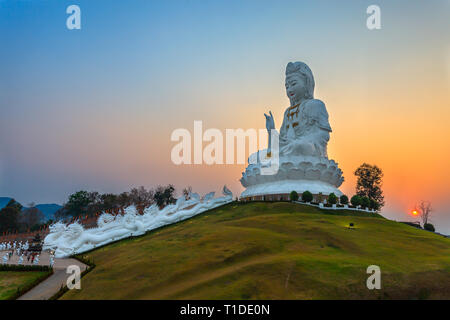 Wat Huay Pla Kang bei Sonnenuntergang (Chiang Rai). Stockfoto