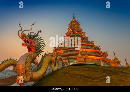 Wat Huay Pla Kang bei Sonnenuntergang (Chiang Rai). Stockfoto