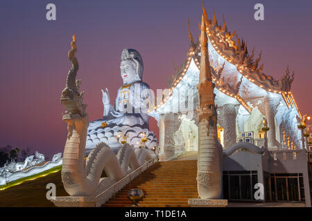 Wat Huay Pla Kang bei Sonnenuntergang (Chiang Rai). Stockfoto